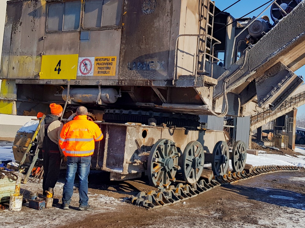 Undercarriage change of Unex E 303 electric rope shovel